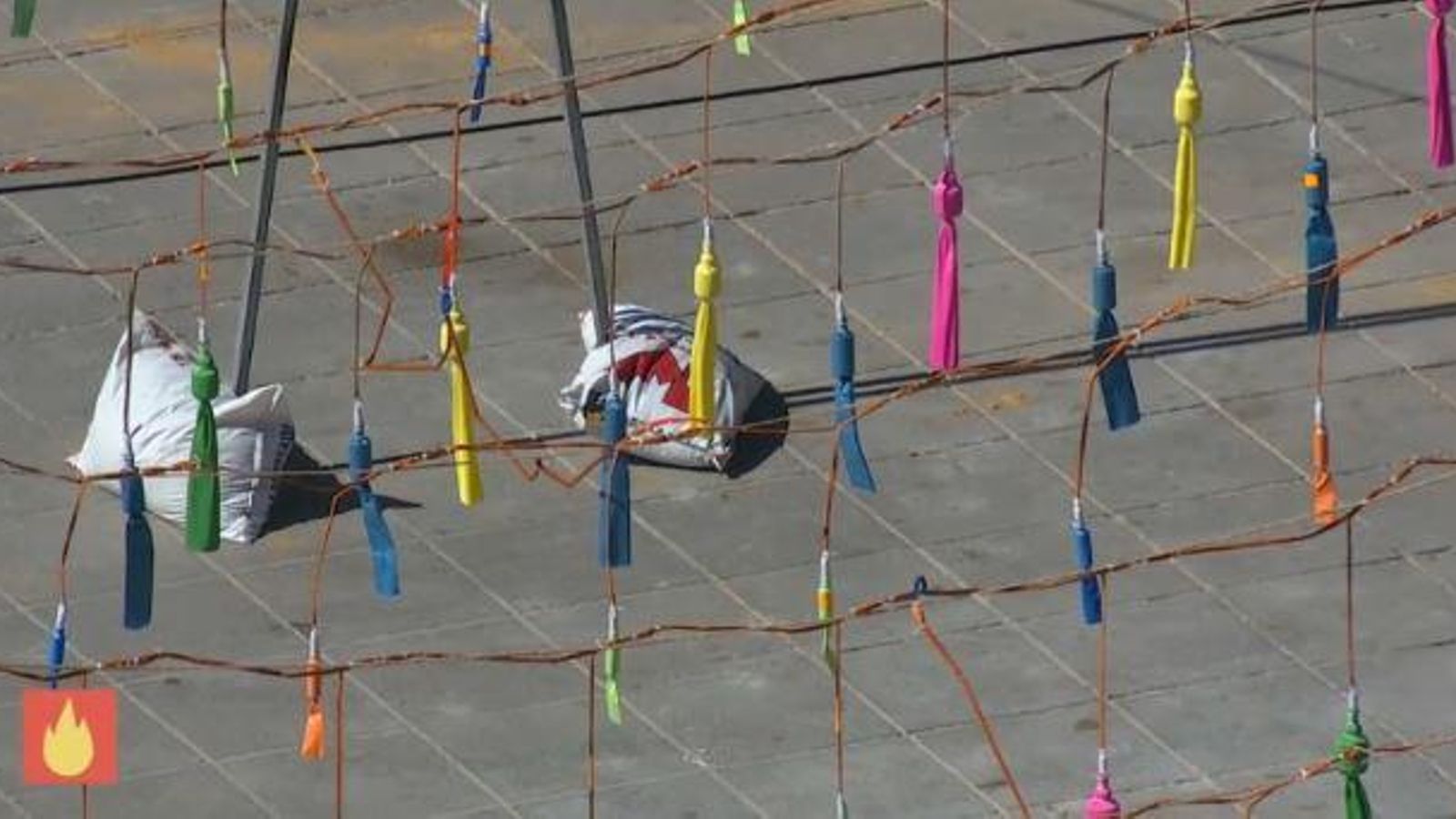Imatge dels preparatius de la mascletà del 6 de març amb els colors de la Senyera