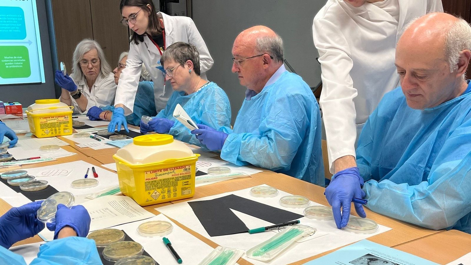 Veïnat de Xest analitzant les mostres recollides