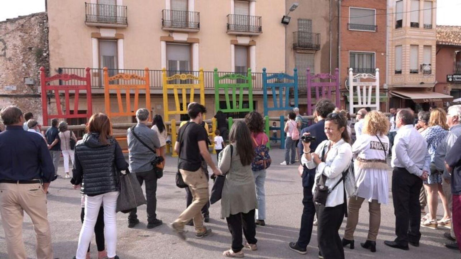 Les 7 cadires gegants estan inspirades en la tradició de seure a la fresca als pobles