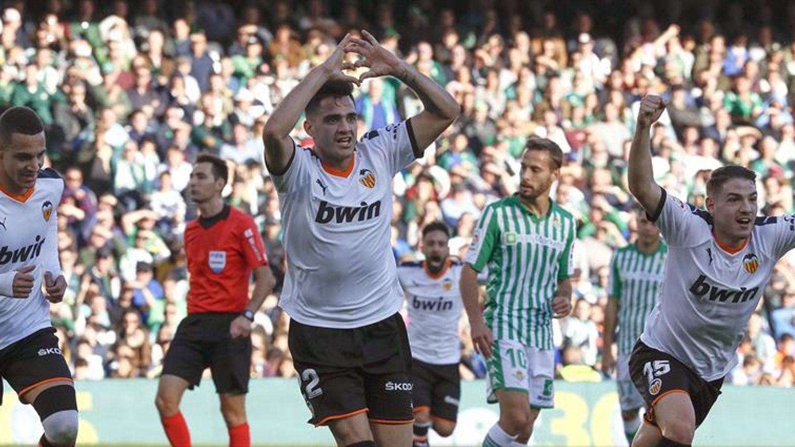 El València perd en l’últim sospir al Benito Villamarín (2-1)