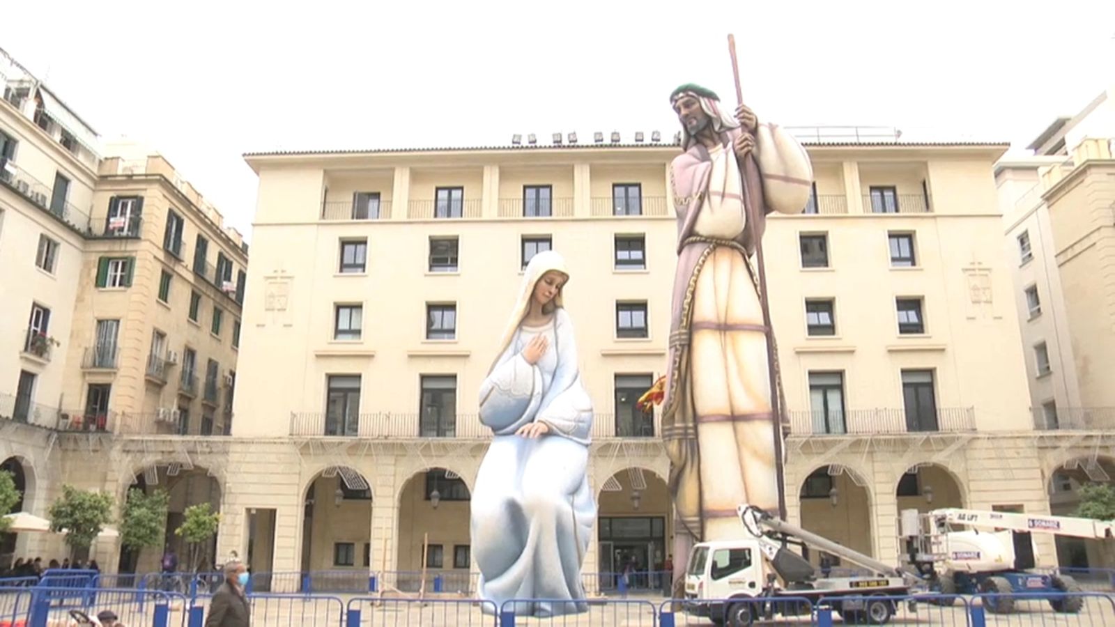 La figura de sant Josep del naixement d'Alacant fa 18 metres