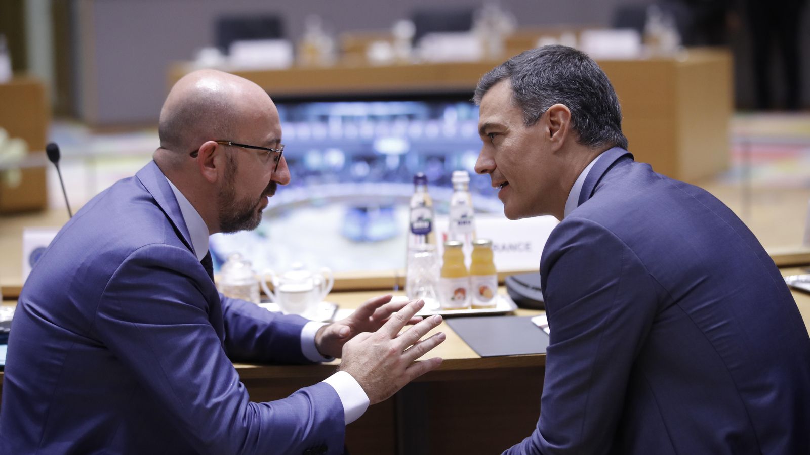 El president del Consell Europeu, Charles Michel, i el president del Govern espanyol, Pedro Sanchez, conversen al començament de la cimera a Brussel·les