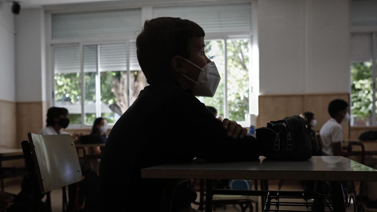 Un xiquet amb mascareta en una aula durant el curs 2021