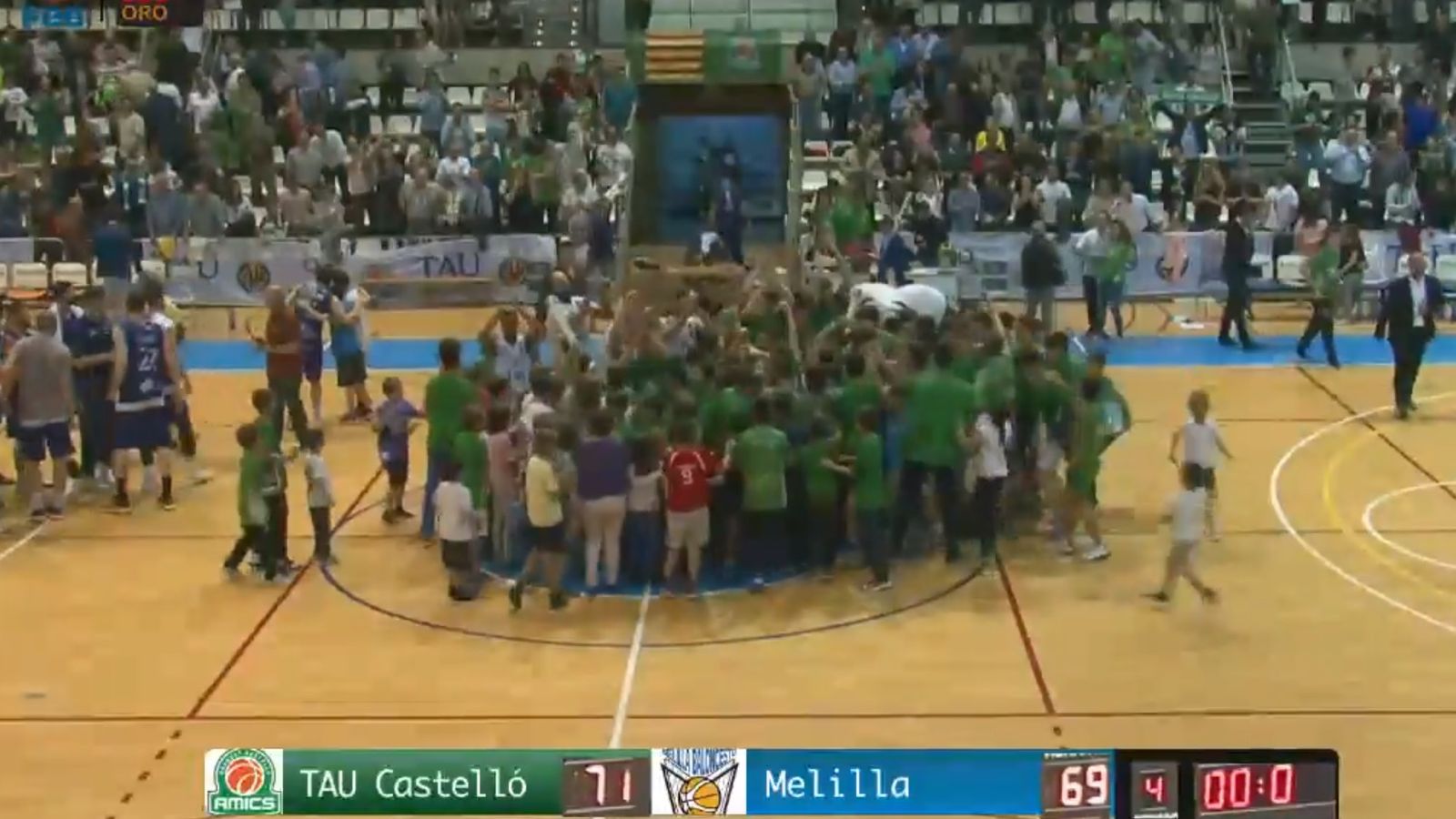 El TAU Castelló celebrant la victòria