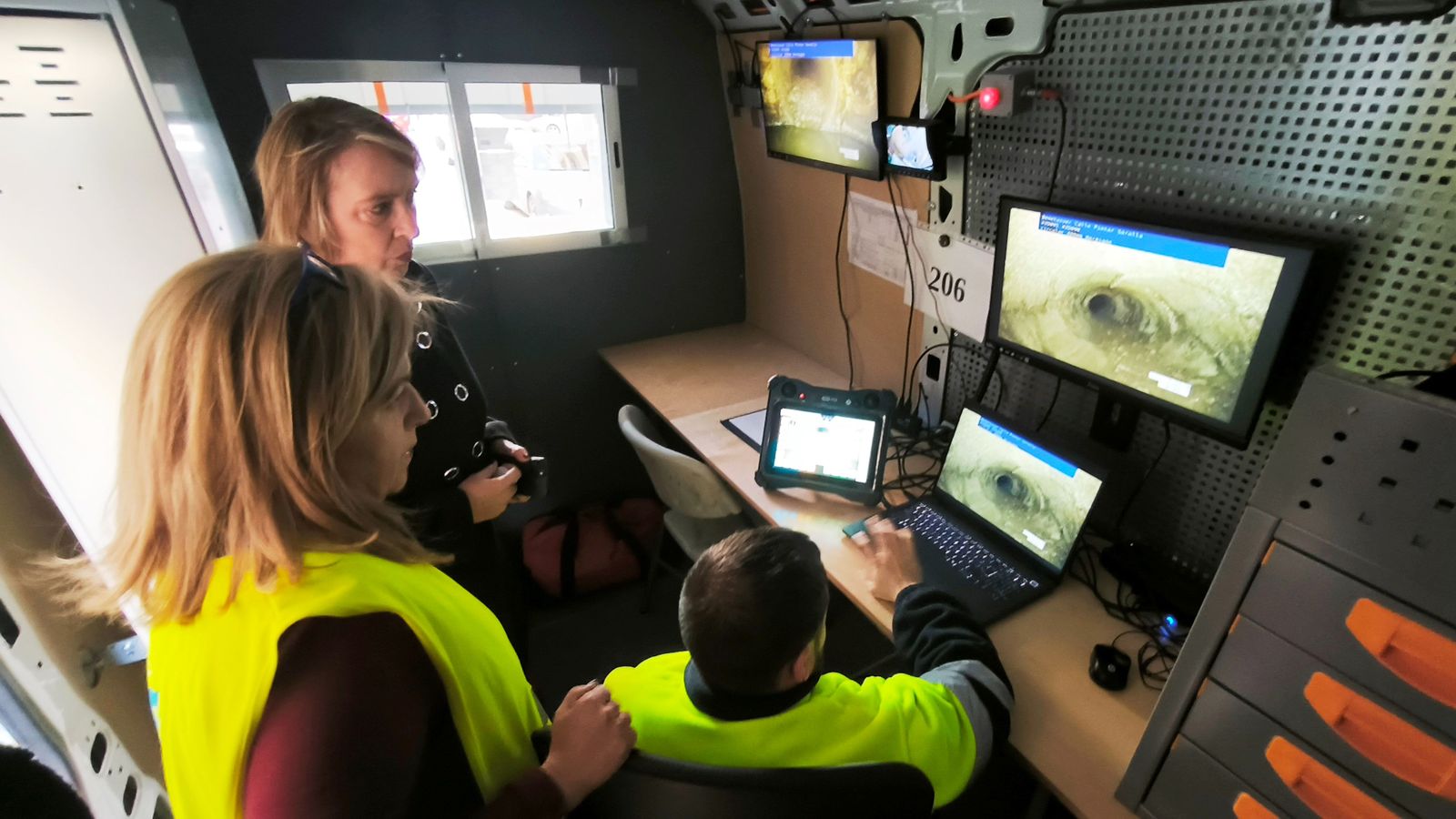 L'alcadessa i diversos tècnics observen en les pantalles les imatges de les canonades captades per la càmera que s'ha introduit