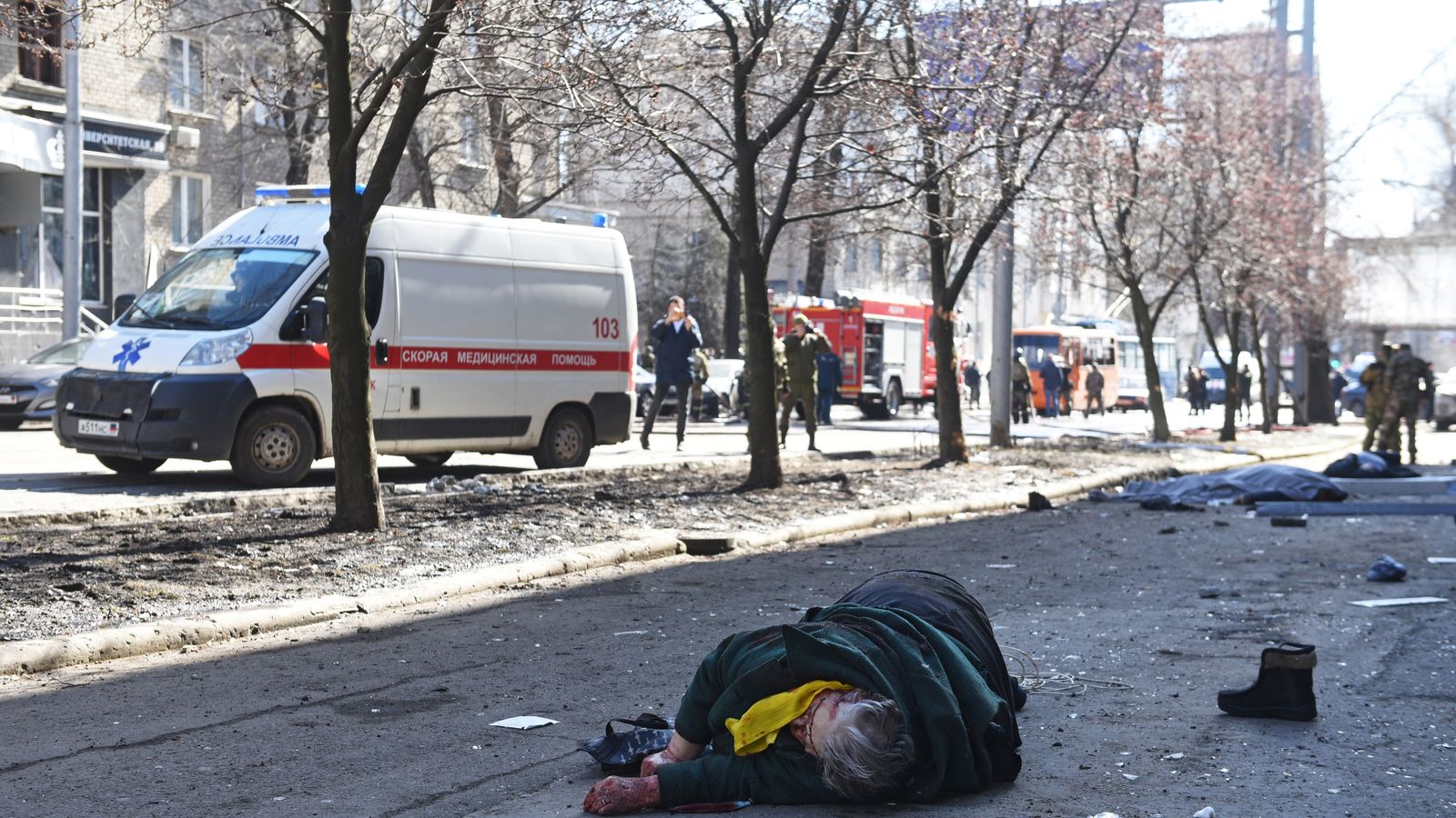 El cadàver d'una dona, estés en terra després del bombardeig registrat a la ciutat prorussa de Donetsk