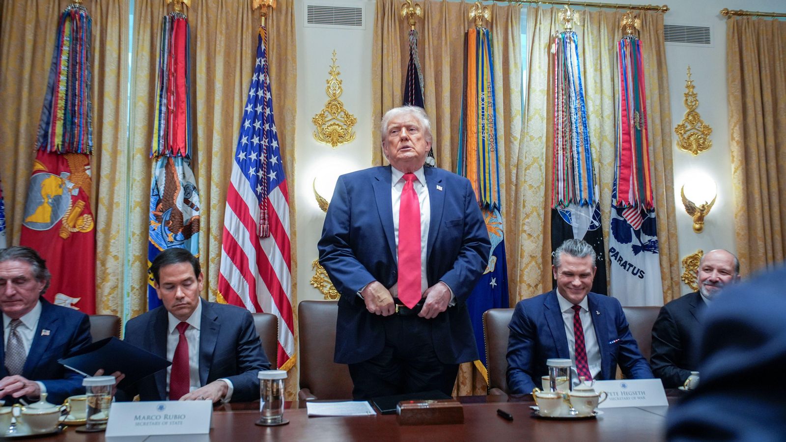 El president dels Estats Units, Donald J. Trump, s'aixeca després de reunir-se amb el seu gabinet a la Casa Blanca a Washington, DC, EUA, el 2 de desembre