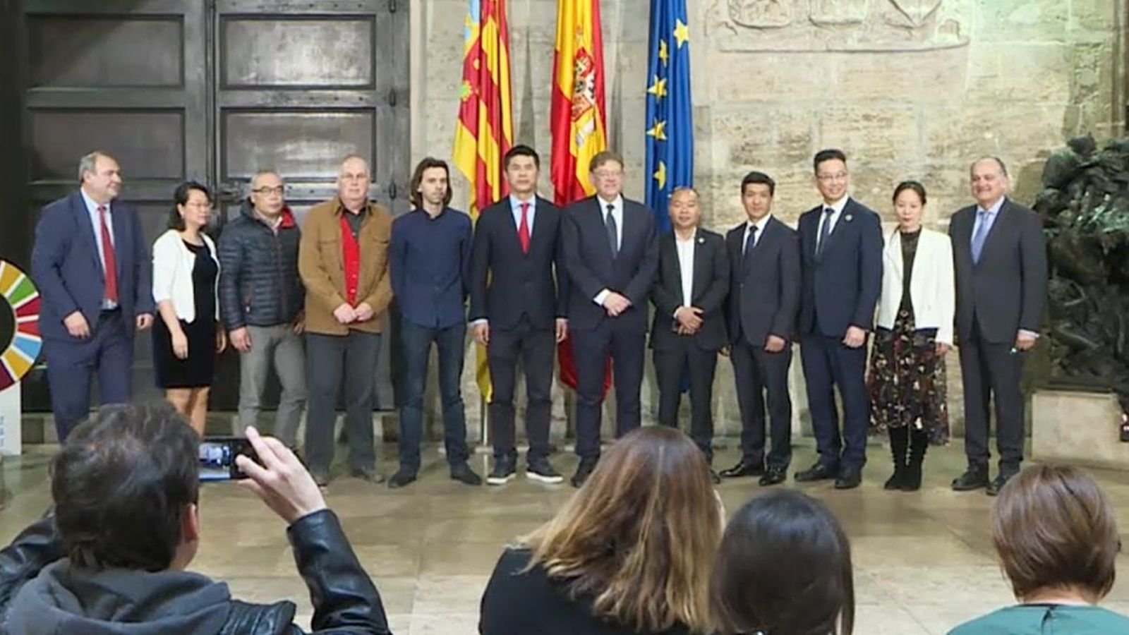 L'empresariat xinés posa als mitjans gràfics en companyia del president de la Generalitat