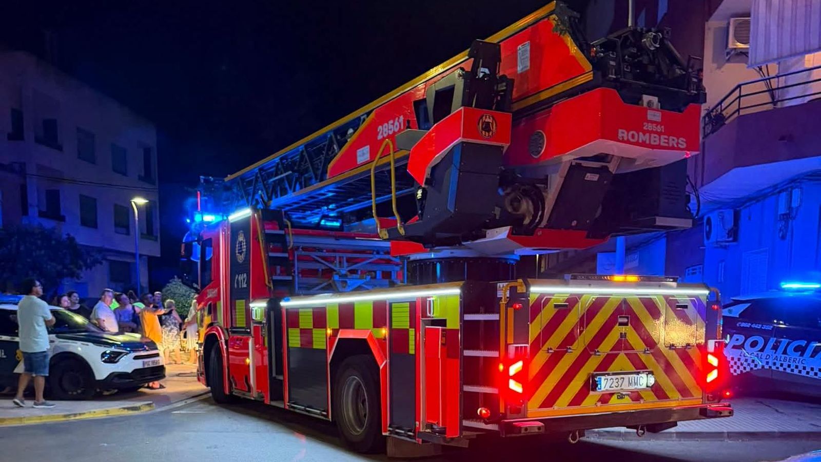 Un dels camions de bombers que s'han desplaçat fins al carrer d'Alberic on s'ha produït l'incendi