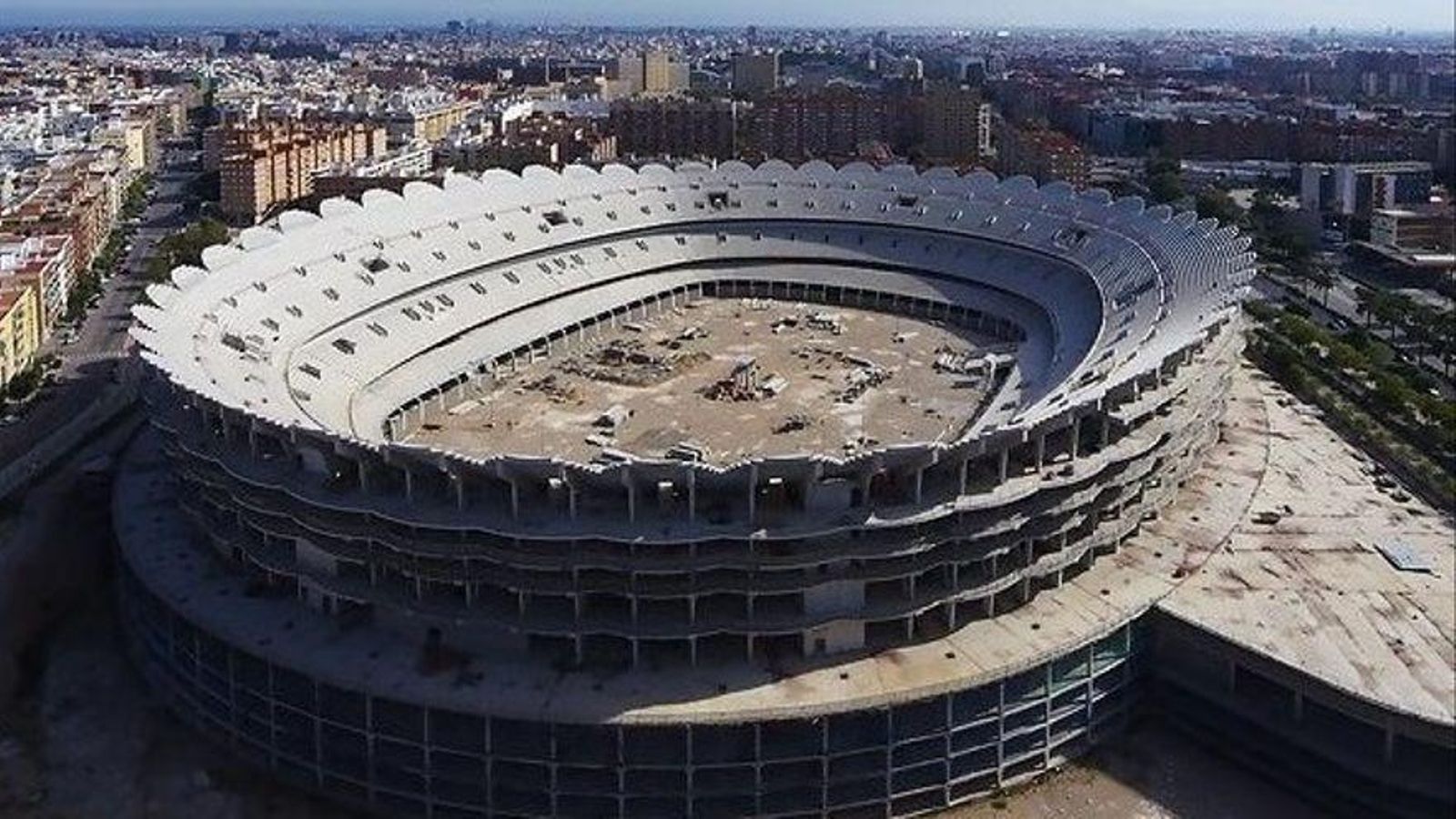 Imatge de les obres paralitzades del Nou Mestalla