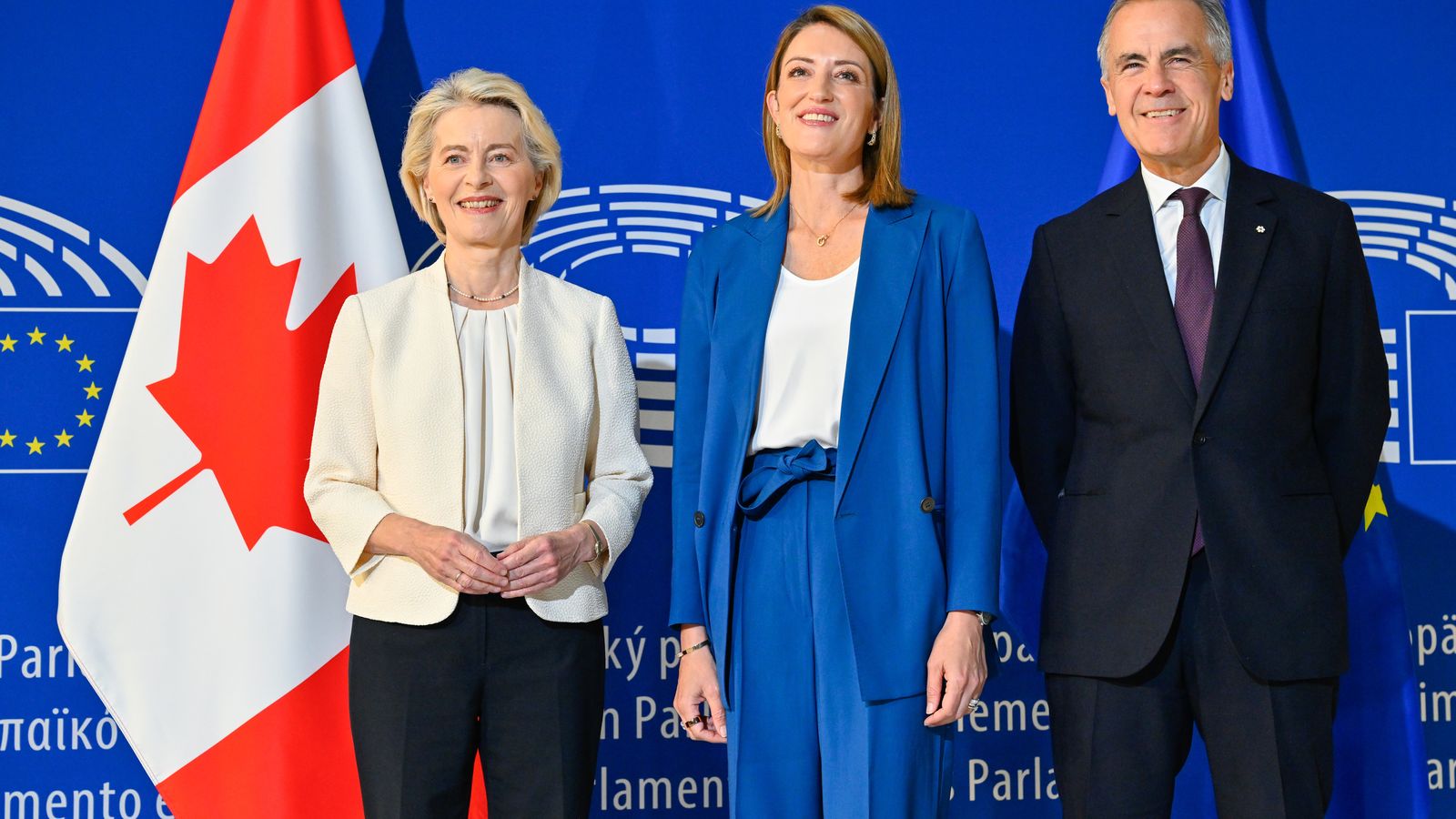 La presidenta de la Comissió Europea, Ursula von der Leyen, i la presidenta del Parlament Europeu, Roberta Metsola, donen la benvinguda al primer ministre del Canadà, Mark Carney