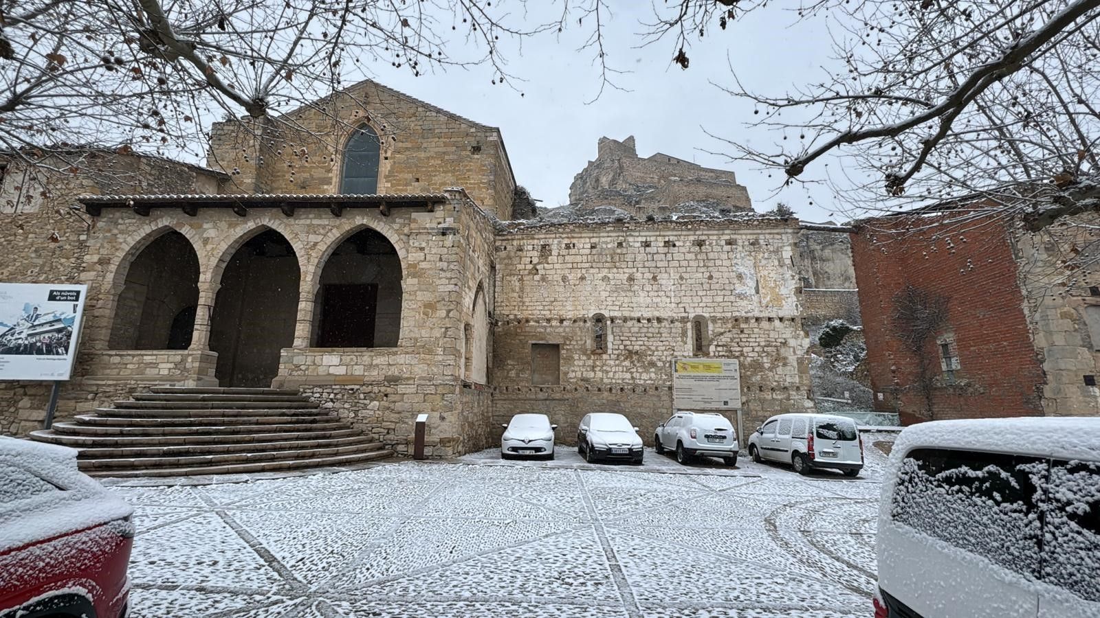 La neu comença a cobrir de blanc Morella, este dijous