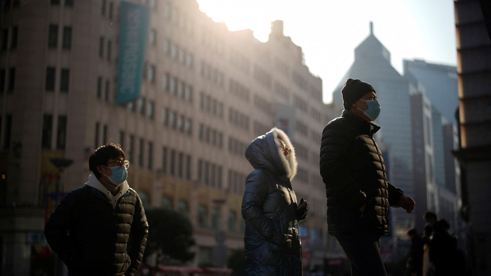 Diverses persones caminen amb mascareta a la ciutat xinesa de Xangai