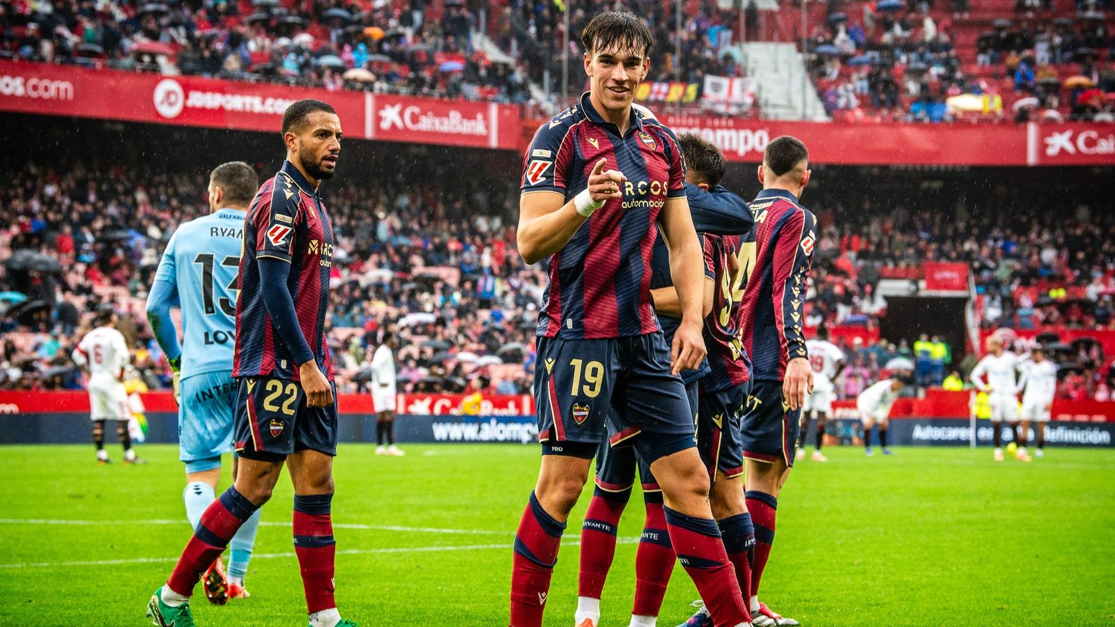 El valencià Carlos Espí va marcar el seu primer gol en Primera al Ramón Sánchez-Pizjuán