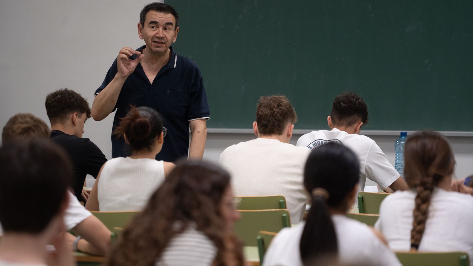 Un professor explica les normes de l'examen en la convocatòria de selectivitat de principis de juny