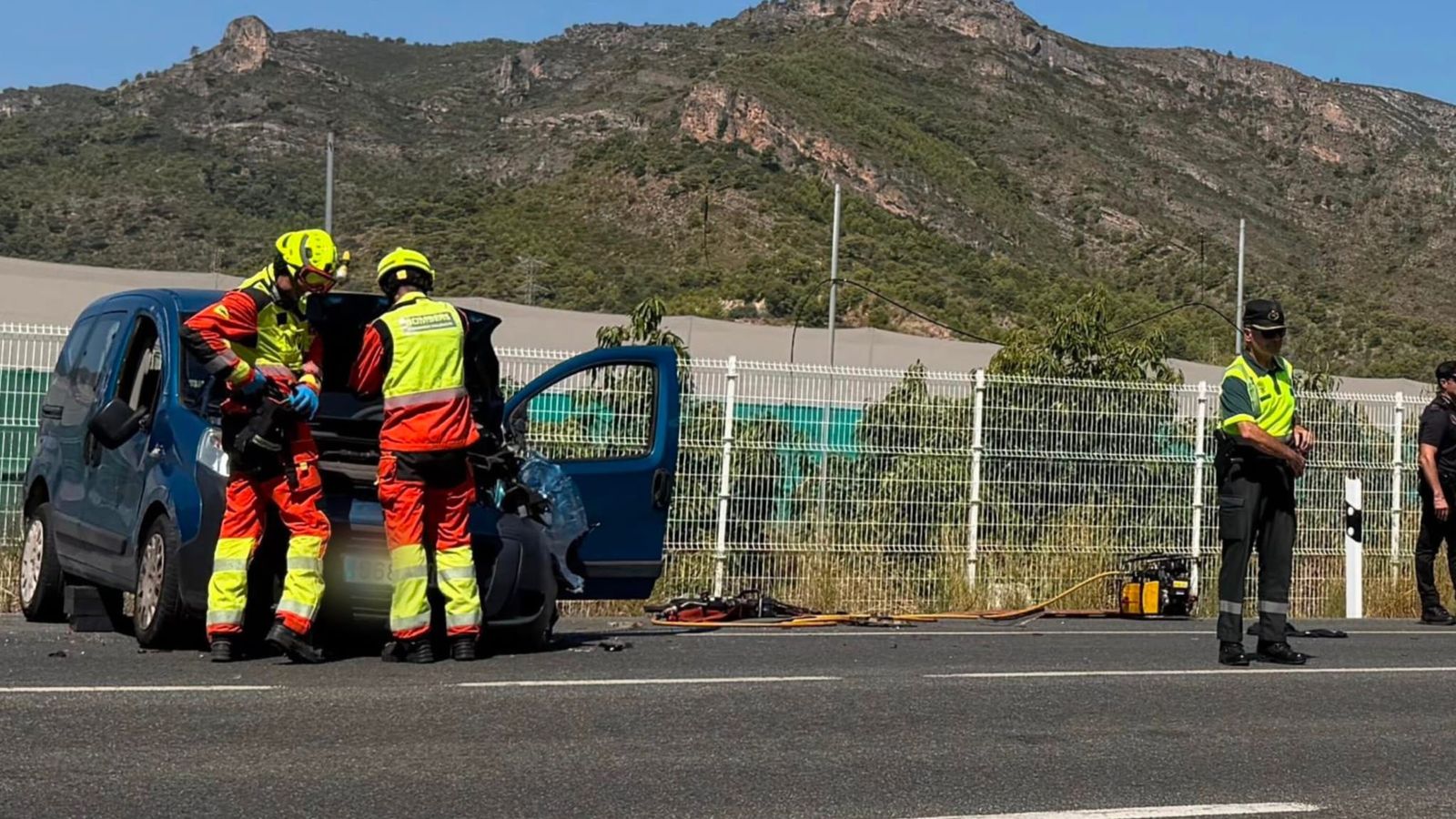 Els bombers durant la seua intervenció en la circumval·lació de Xeraco
