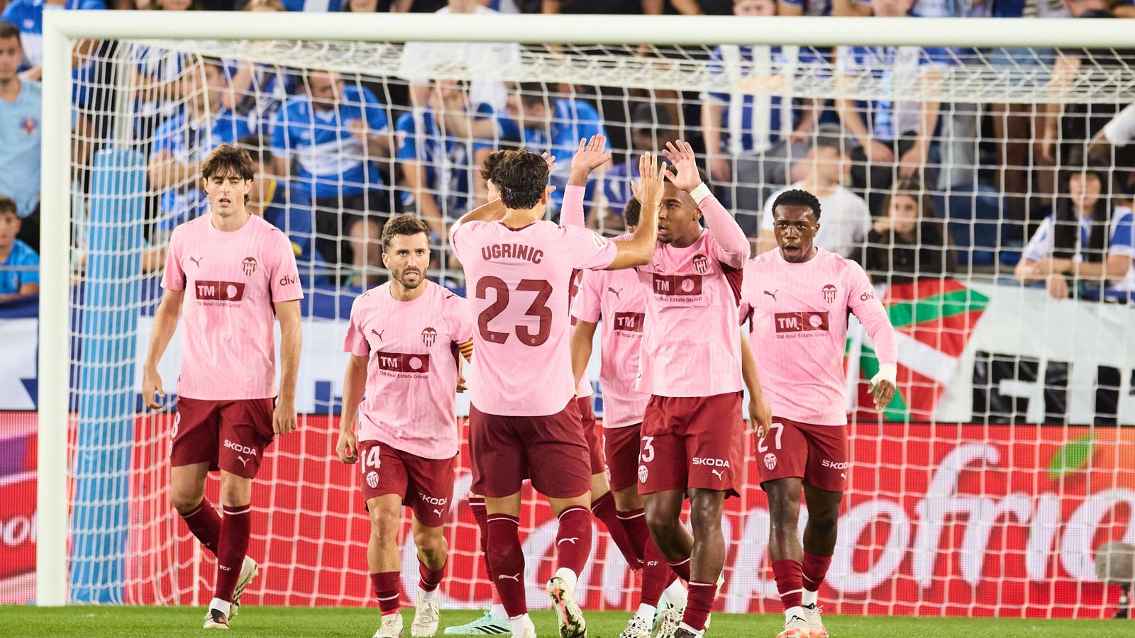 Els jugadors del València celebren el gol del triomf a Mendizorrotza