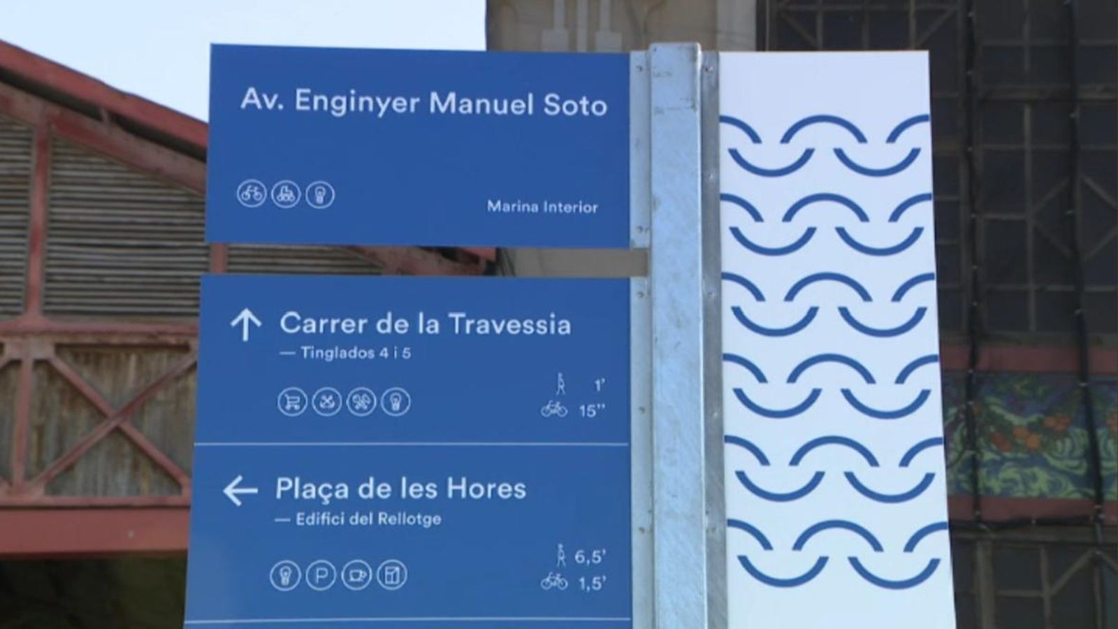 La senyalització indica els llocs d'interés i la duració del trajecte