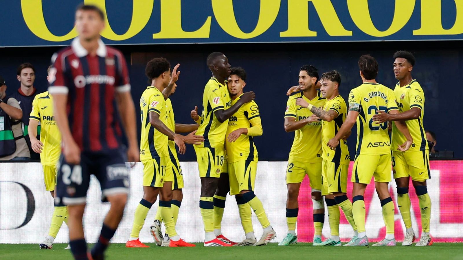 Els jugadors del Villarreal celebren un dels gols davant la desesperació de Thiago Fernández
