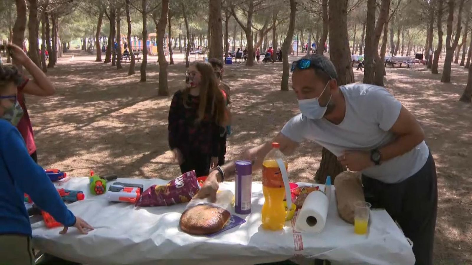Una família para taula en el parc de Lo Albentosa de Torrevella Una família para la taula en el parc de Lo Albentosa de Torrevella