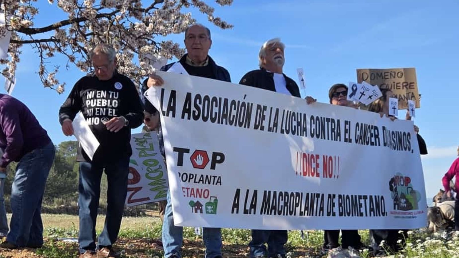 Concentració a la zona on construiran la macroplanta de Llíria