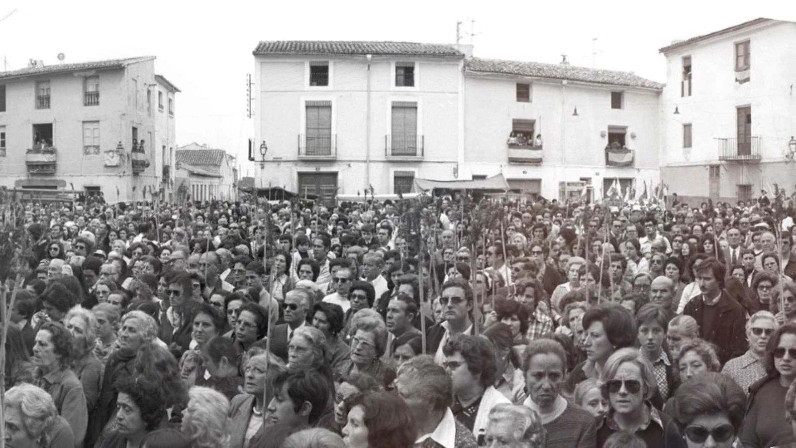 La primera vegada que es va celebrar la missa a l'exterior del monestir va ser en 1974