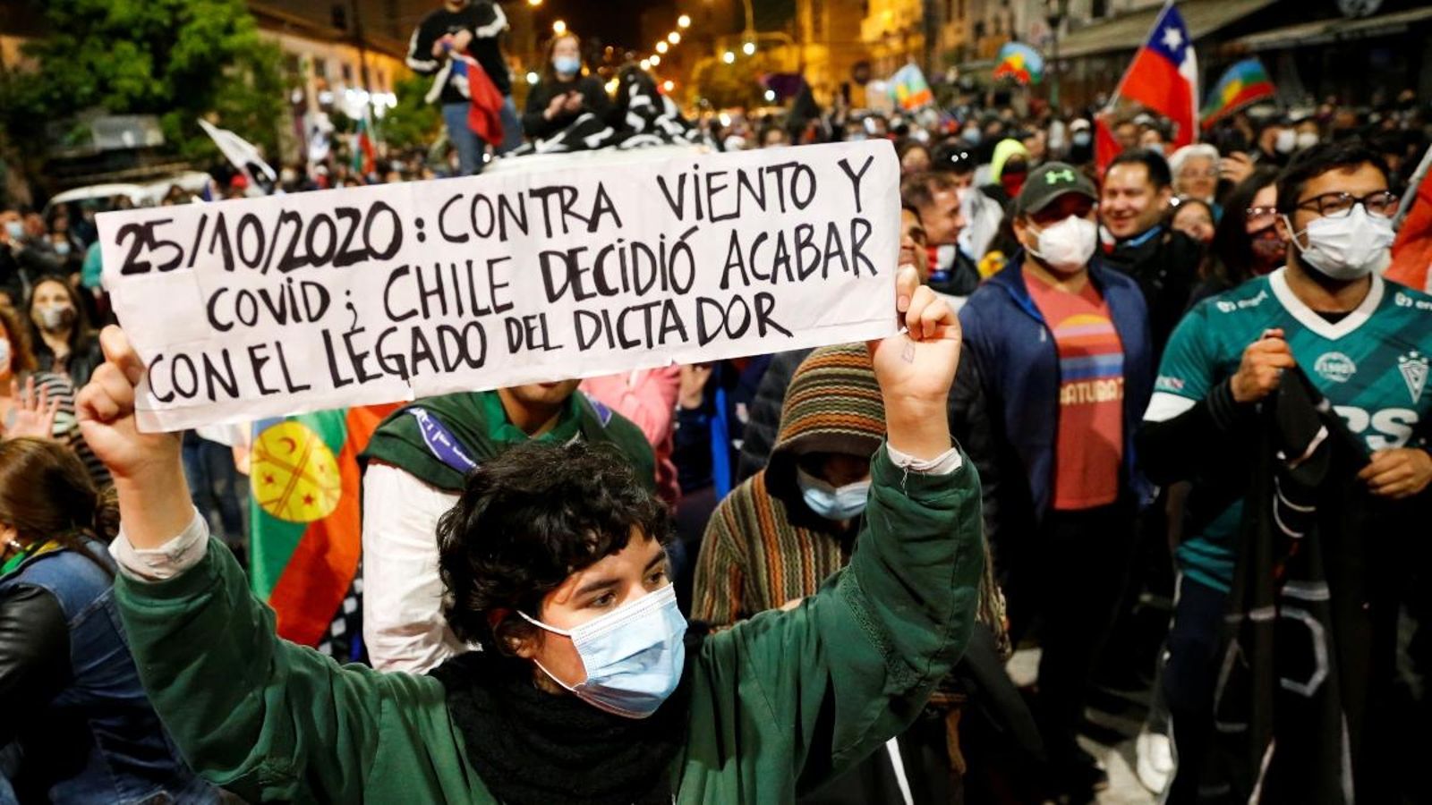 Un votant a favor de la nova Constitució porta una pancarta durant la celebració a Valparaíso del resultat del referèndum
