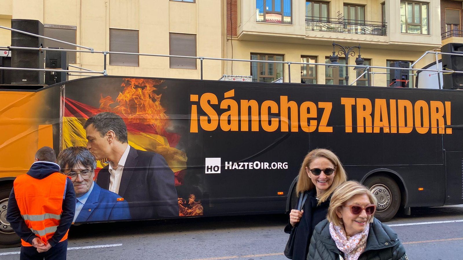 Autobus protesta de Hazte Oír en la manifestació contra l'amnistia a València