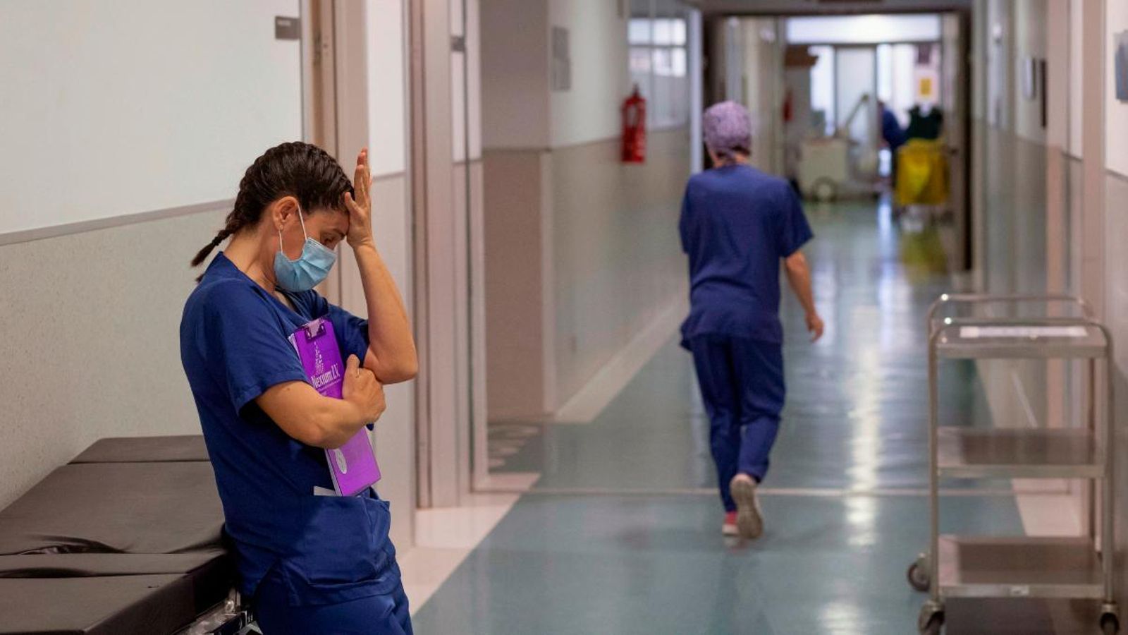 Una infermera de la UCI de l'Hospital Santa Llúcia de Cartagena en un corredor del centre sanitari