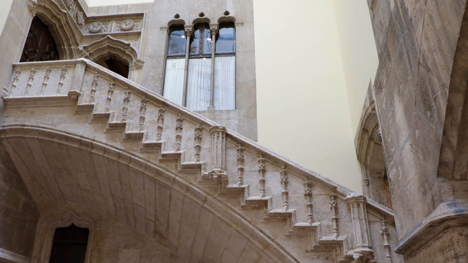 Les roses tallades, un tret diferencial d'aquesta escala gòtica, rematen xicotetes pilastres
