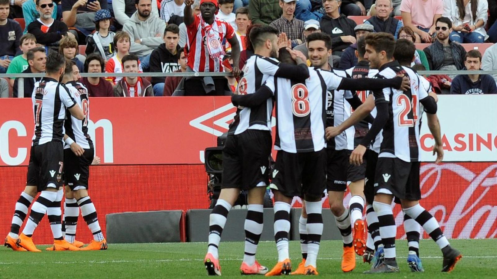 Els jugadors del Llevant celebren el gol de l'empat