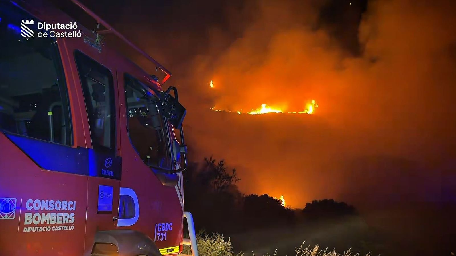 Confinen Serra d’en Galceran i desallotgen diverses masies per un incendi forestal