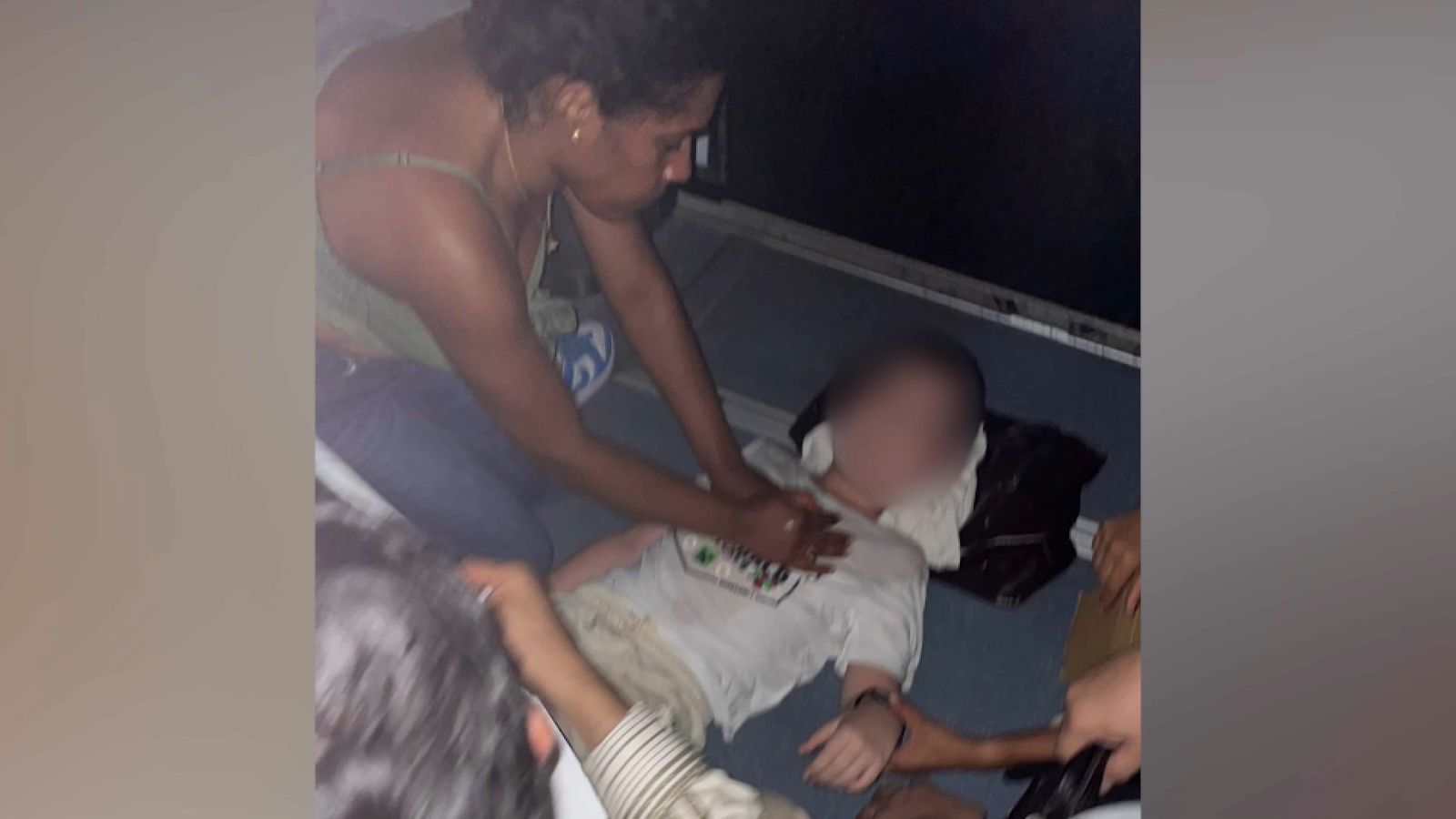 Una dona atén a un menor que va patir una crisi d'ansietat