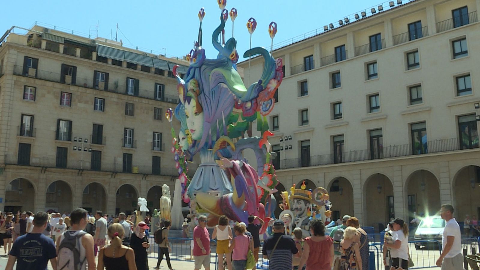 La Foguera Oficial '"La font dels desitjos" rep la visita de milers de turistes