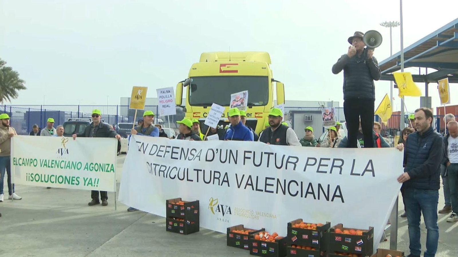 Els representants de les organitzacions agràries mentre es llegia un manifest en els accessos al port de Castelló de la Plana