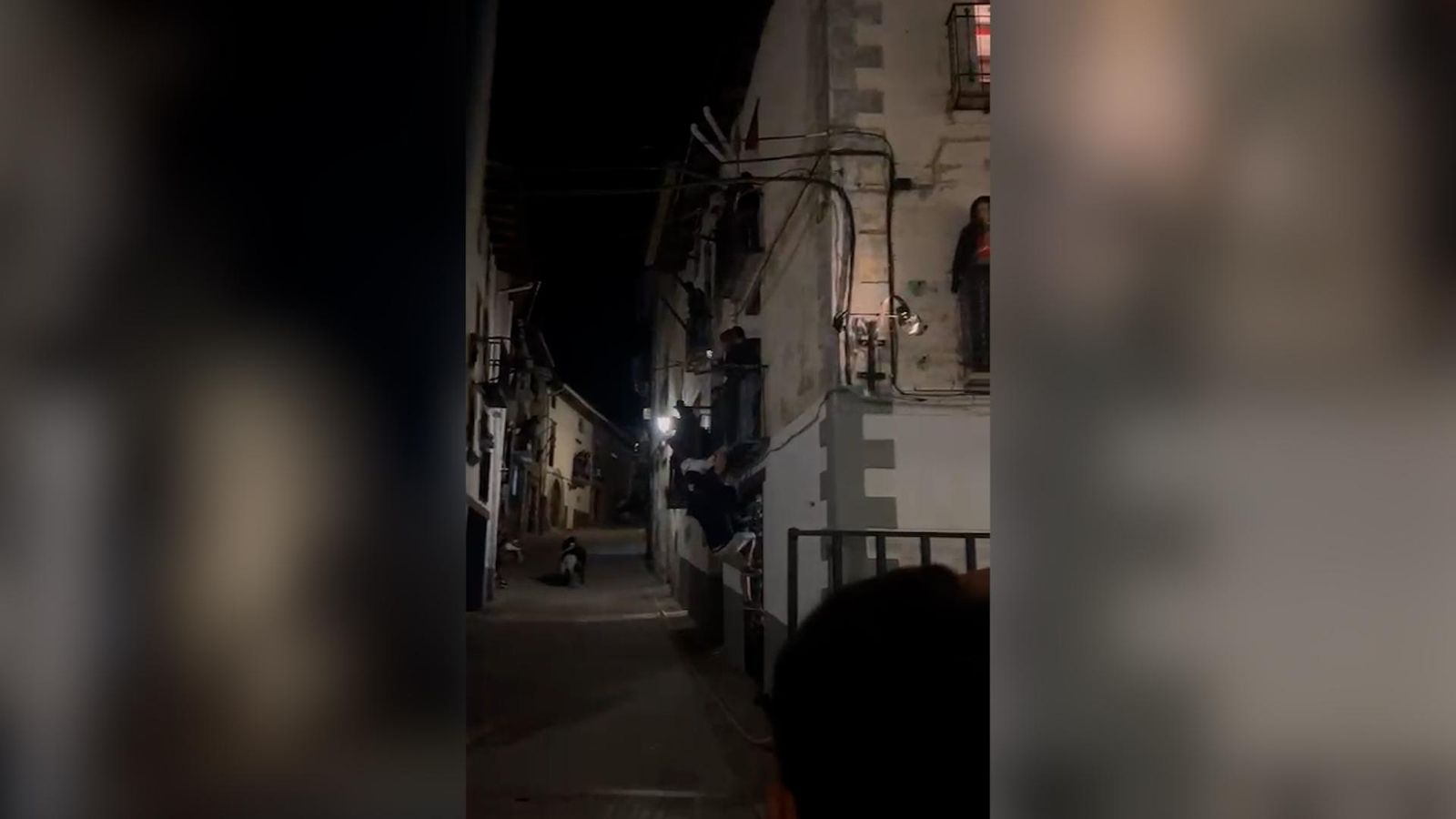 Moment en què l'home és envestit pel bou a Vistabella del Maestrat