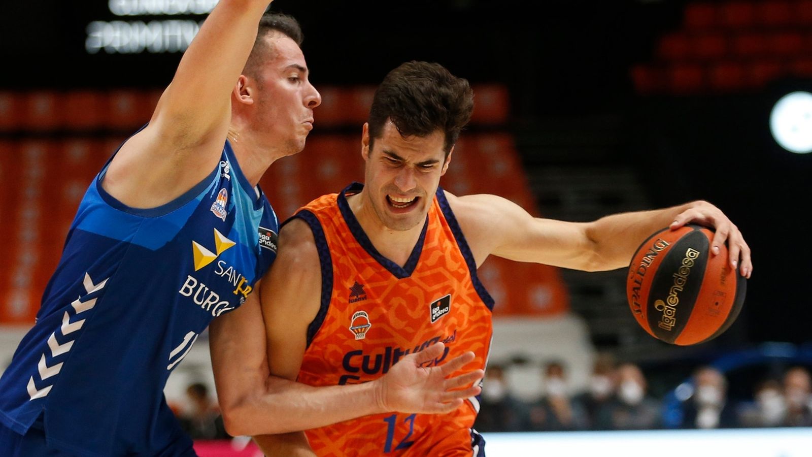 Nicola Kalinic intenta avançar a pesar de l’oposició de Dejan Kravic