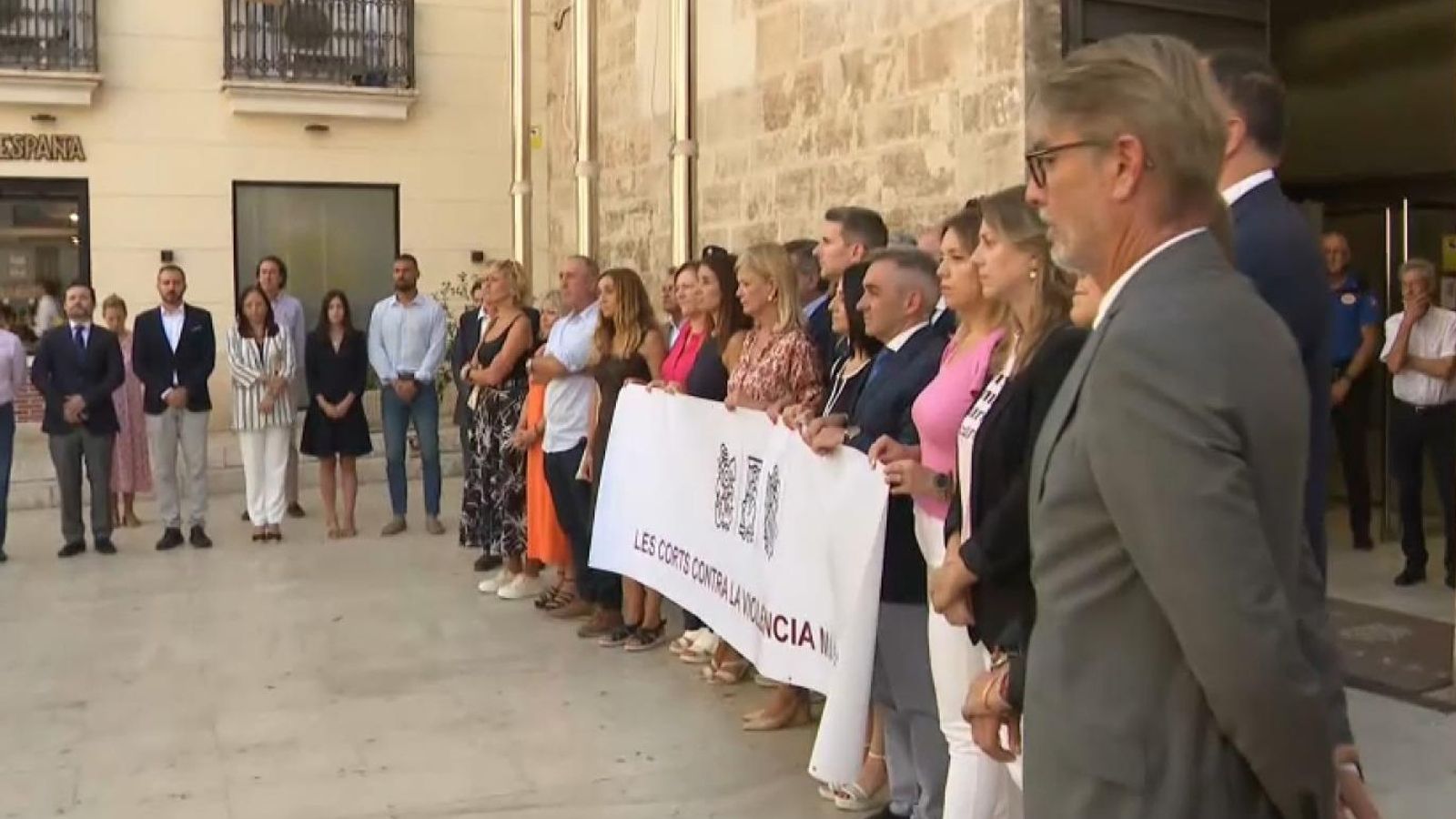 Vox s'aparta de la pancarta en el minut de silenci contra la violència de gènere