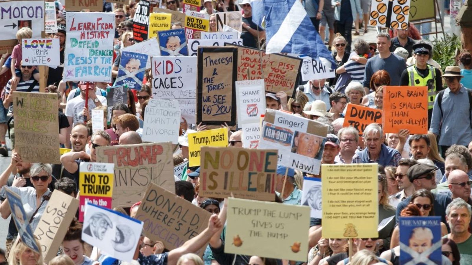 Manifestants ahir durant una marxa de protesta contra Trump a Edimburg, Escòcia