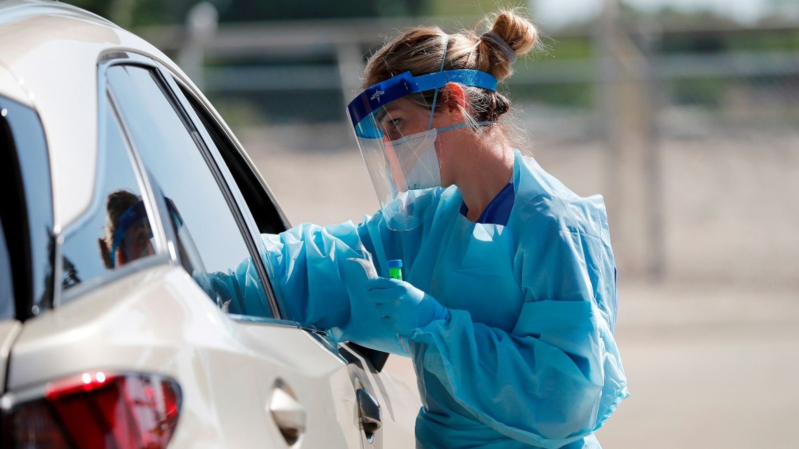 Presa de mostres en un centre de detecció de coronavirus a Pleasanton, Califòrnia, els Estats Units, aquest 27 d’abril de 2020