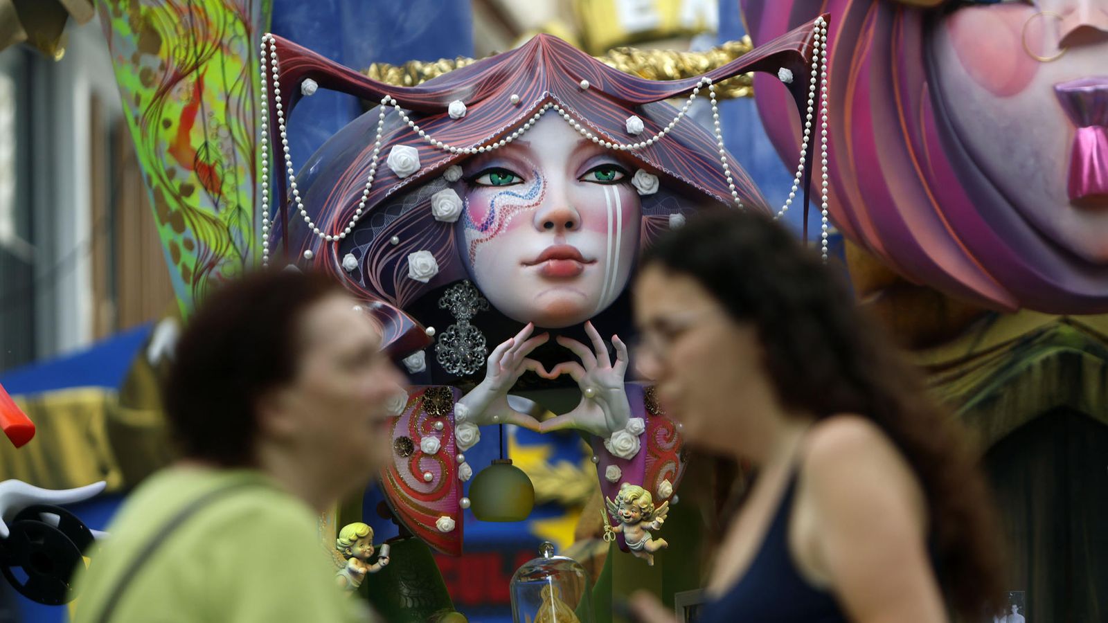 Ambient festiu a Alacant en els últims moment de les Fogueres de Sant Joan 2026