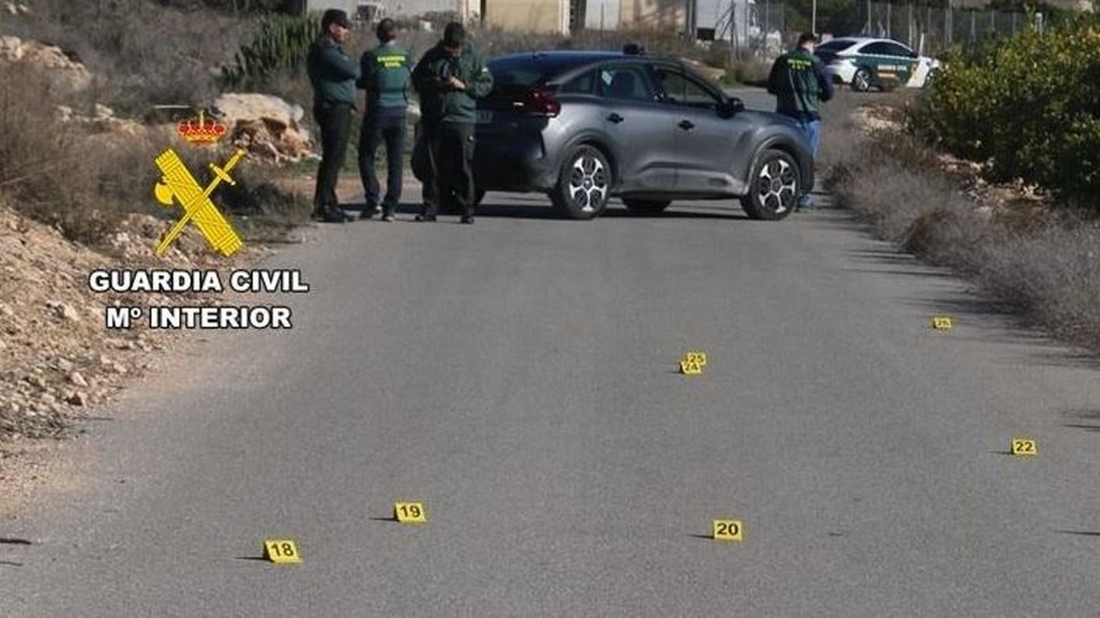 Investigadors de la Guàrdia Civil durant l'operació