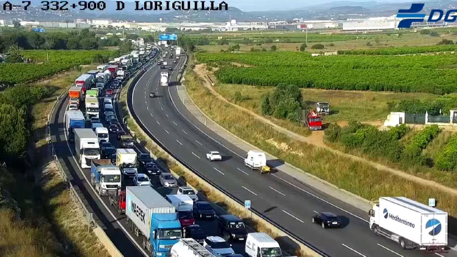 Els tres carrils de l'A-7, a l'altura de Loriguilla, totalment col·lapsats per l'accident que hi ha hagut a l'altura de Paterna