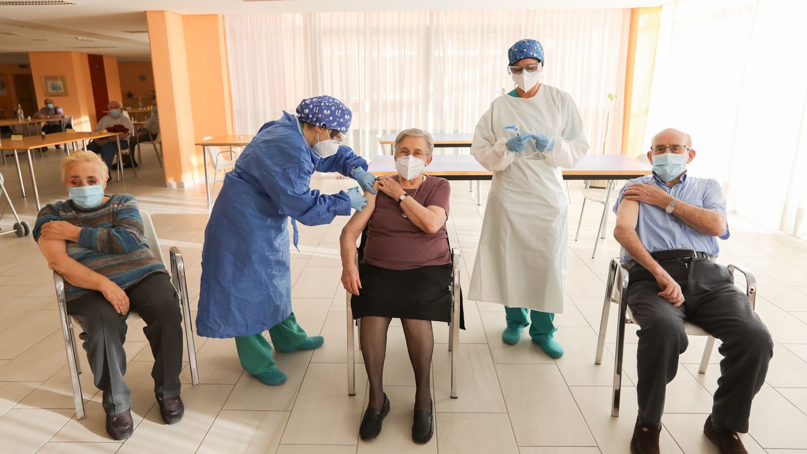 Un grup de persones majors rep la tercera dosi de la vacuna del coronavirus a una residència, en una imatge d'arxiu