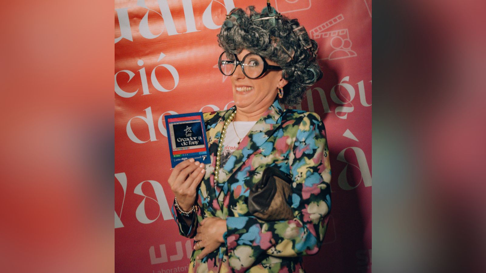 LaTiaVisantica rep el premi a millor creadora de contingut en valencià de l’any