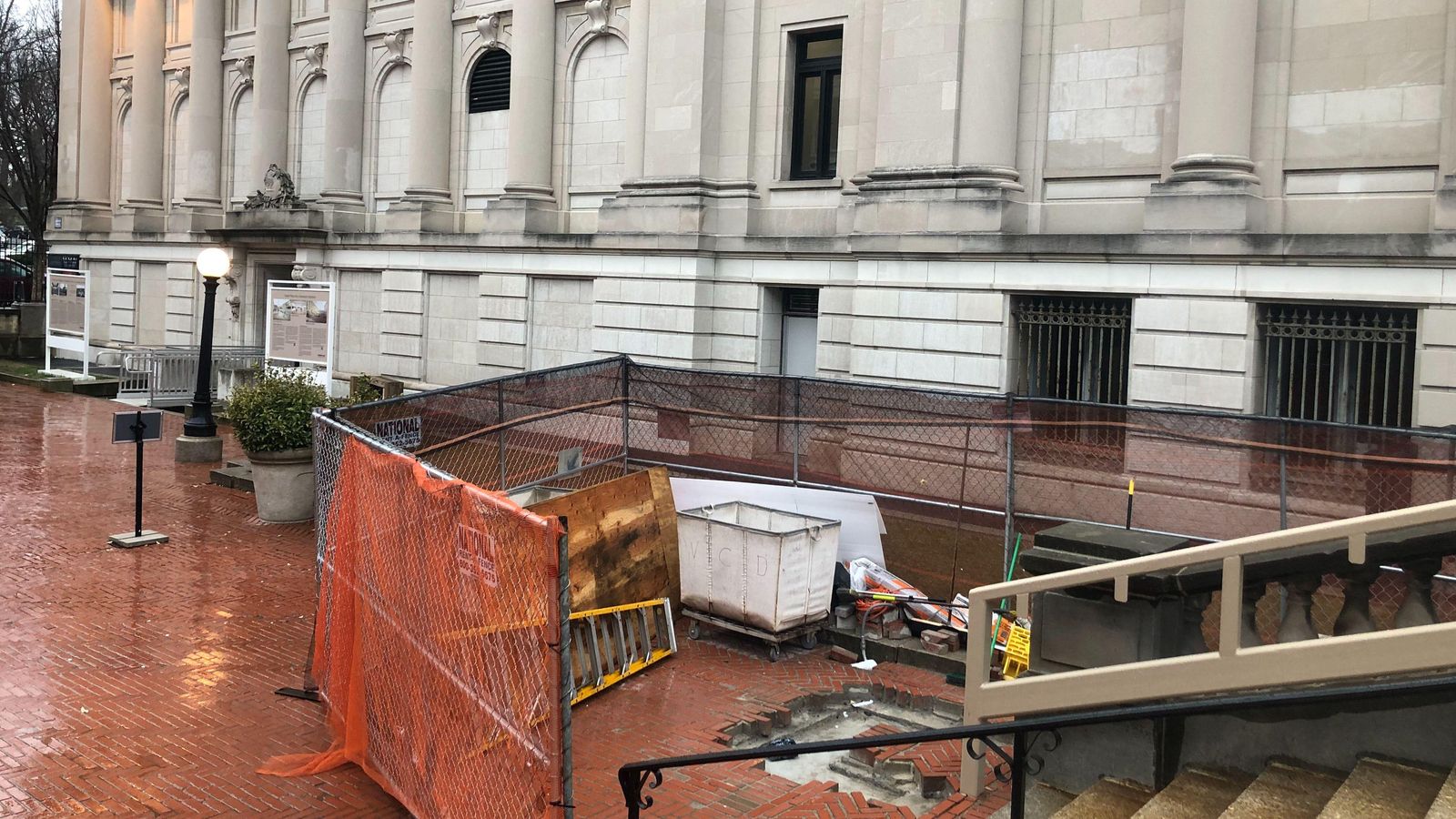 Treballs en la rampa d'accés de la Hispanic Society de Nova York que, segons argumenta la direcció de l'entitat, ha retardat la reobertura del centre cultural