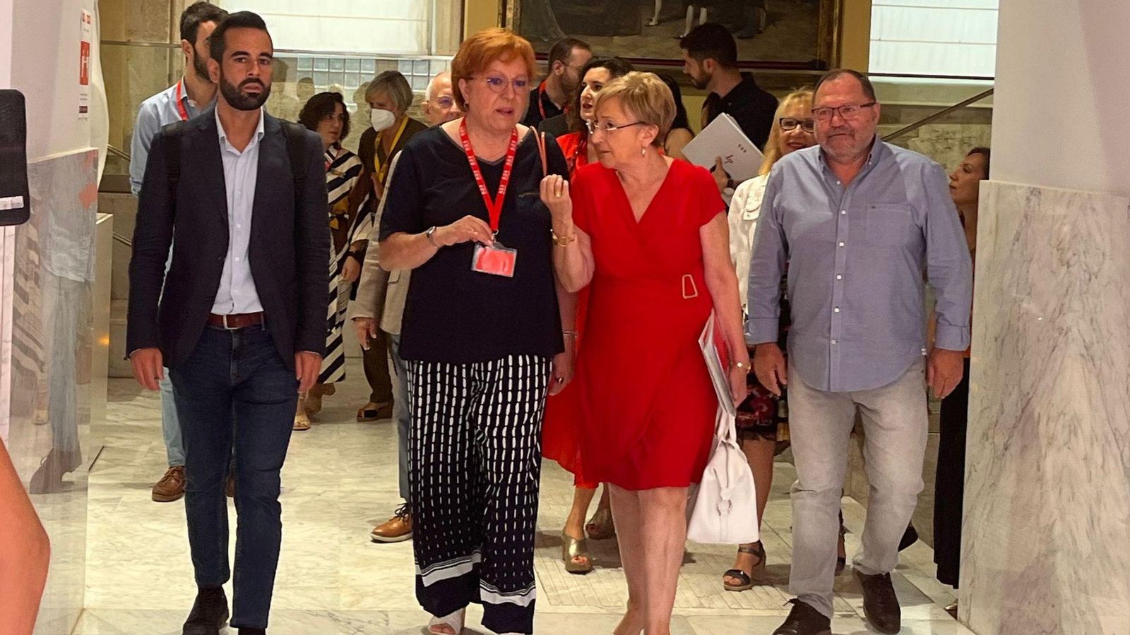 Calero, la segona per l'esquerra, entra a les Corts acompanyada de la síndica socialista, Ana Barceló, i altres diputats socialistes