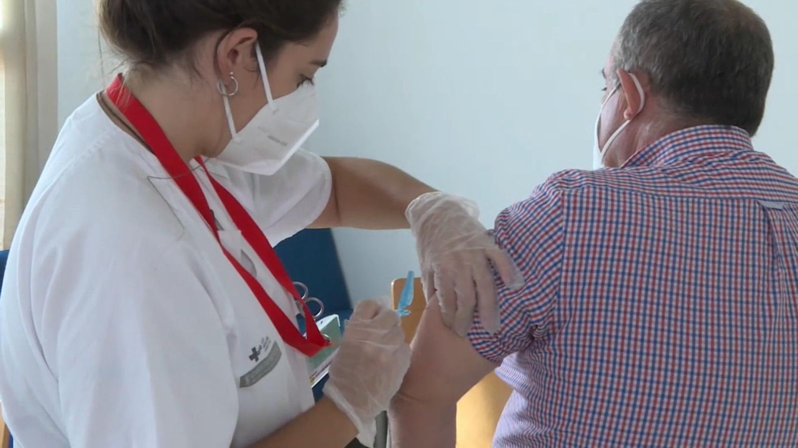 Personal sanitari inocula la vacuna contra la Covid-19