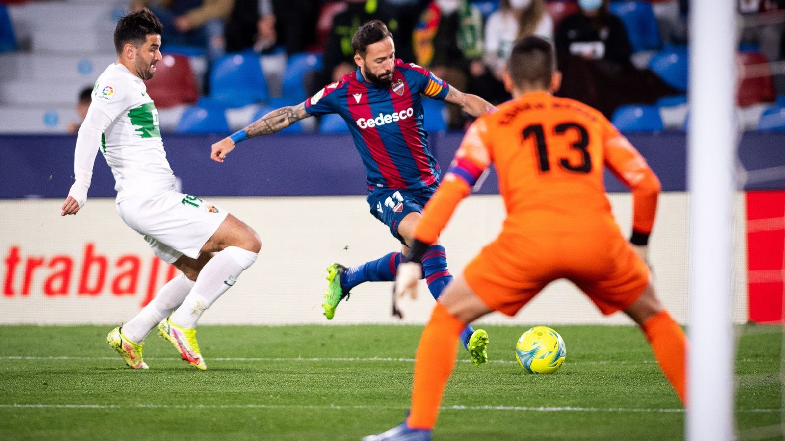 Morales fa un centre davant la mirada de Barragán i Edgar Badía