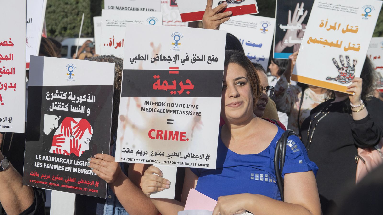Imatges de les dones manifestants davant del Parlament a Rabat